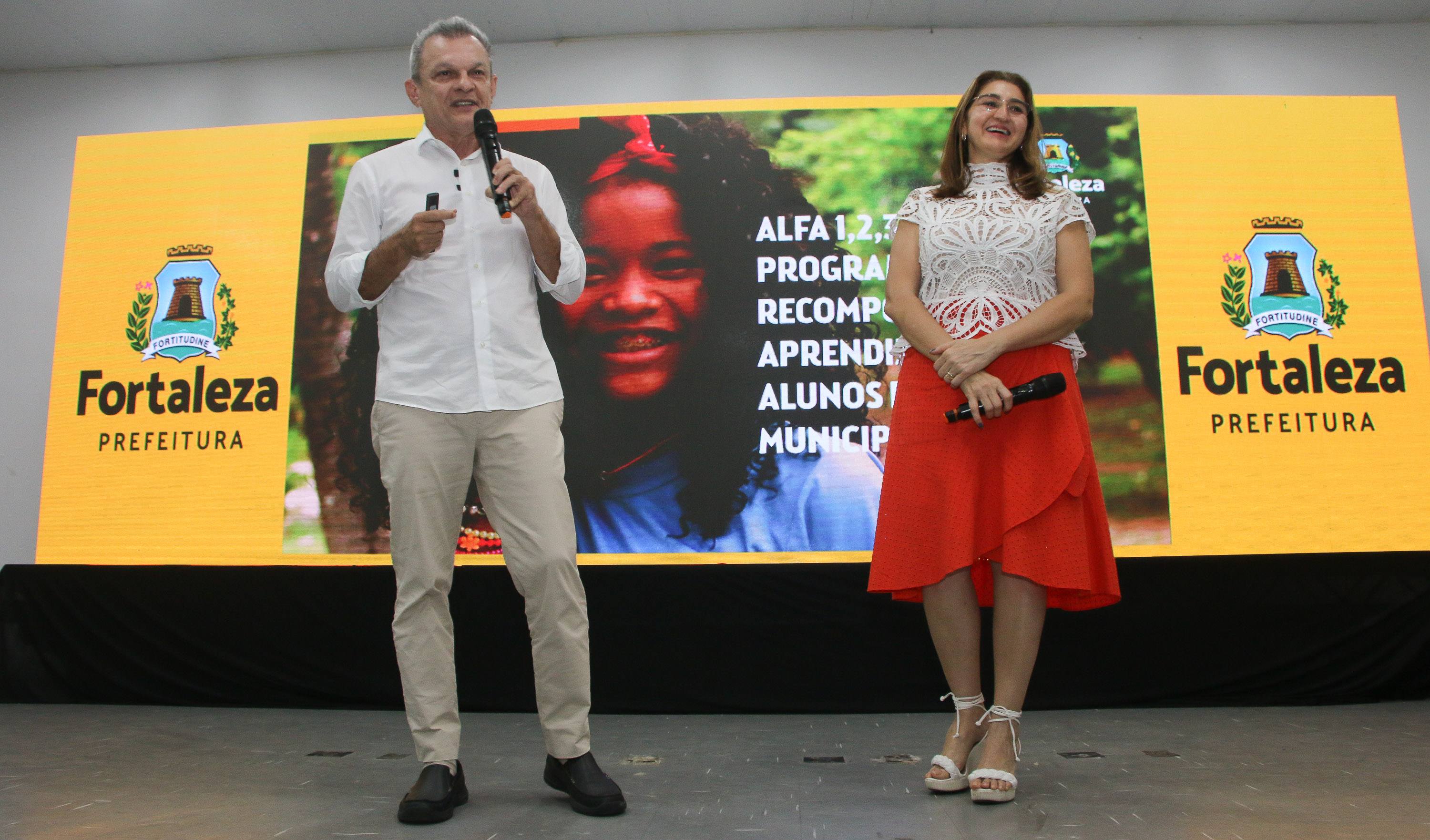 sarto e dalila no palco, apresentando o projeto